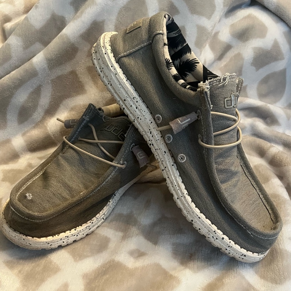 Men’s Hey Dude size 10- used loafers
